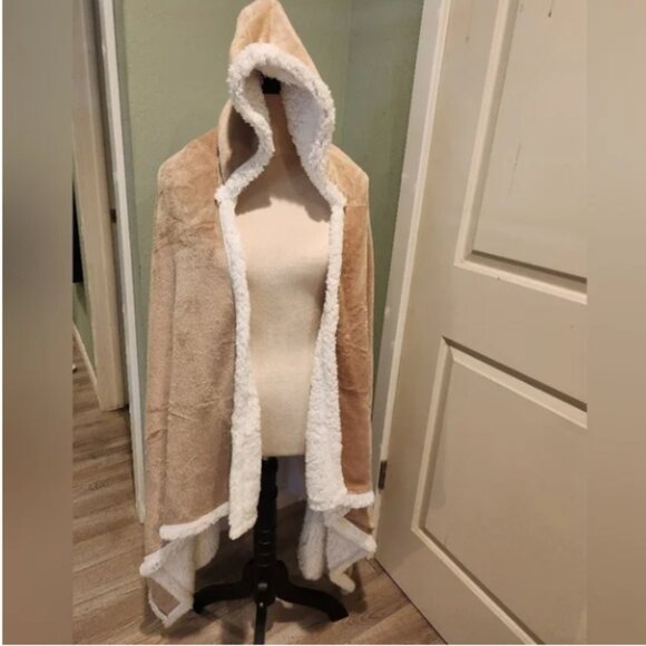 Socialite Hooded Sherpa Throw NWT 🆕 - Picture 14 of 16